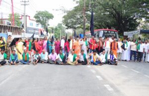 ತಮಿಳುನಾಡಿಗೆ ಕಾವೇರಿ ನೀರು: 100 ದಿನ ತಲುಪಿದ ಹೋರಾಟ-ರಸ್ತೆ ತಡೆ ಮೂಲಕ ಆಕ್ರೋಶ