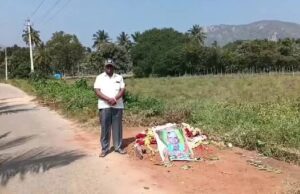 ತುಮಕೂರು: ಸ್ಮಶಾನವಿಲ್ಲವೆಂದು ರಸ್ತೆ ಬದಿಯೇ ತಂದೆ ಅಂತ್ಯಸಂಸ್ಕಾರ ಮಾಡಿದ ಮಗ