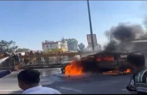 ಬೆಂಗಳೂರು: ಹೆದ್ದಾರಿಯಲ್ಲಿ ಚಲಿಸುತ್ತಿದ್ದ ಕಾರು ಎಂಜಿನ್ ನಲ್ಲಿ ಬೆಂಕಿ ಕಾಣಿಸಿಕೊಂಡು ಕ್ಷಣ ಮಾತ್ರದಲ್ಲಿ ಚಾಲಕ ಸಜೀವ ದಹನ