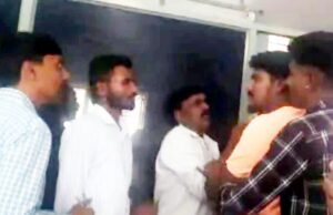 ಸಿಗರೇಟ್ ಸೇದಬೇಡ ಎಂದು ಹೇಳಿದ್ದಕ್ಕೆ ಕಂದಾಯ ಅಧಿಕಾರಿ ಮೇಲೆ ಹಲ್ಲೆ