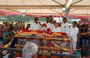 ಹಿರಿಯ ನಟಿ ಲೀಲಾವತಿ ಅಂತಿಮ ದರ್ಶನಕ್ಕೆ ಅಪಾರ ಸಂಖ್ಯೆಯಲ್ಲಿ ಹರಿದುಬರುತ್ತಿರುವ ಅಭಿಮಾನಿಗಳು