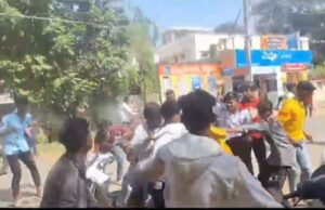 ತುಮಕೂರು: ಪುಡಿ ರೌಡಿಗಳಂತೆ ಹೊಡೆದಾಡಿಕೊಂಡ ವಿದ್ಯಾರ್ಥಿಗಳು- ಪೊಲೀಸರಿಂದ ಬುದ್ದಿವಾದ