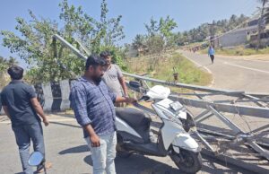 ಬೆಂ-ಮೈ ಹೆದ್ದಾರಿಯಲ್ಲಿ ಚಲಿಸುತ್ತಿದ್ದ ಬೈಕ್ ಮೇಲೆ ಬಿದ್ದ ಹೈಟೆನ್ಷನ್ ಕಬ್ಬಿಣದ ವಿದ್ಯುತ್ ಕಂಬ- ಸವಾರ ಪಾರು