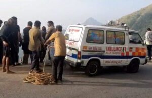 ಚಾರ್ಮಾಡಿ ಘಾಟಿಯಲ್ಲಿ ಚಾಲಕನ ನಿಯಂತ್ರಣ ತಪ್ಪಿ 2000 ಅಡಿ ಪ್ರಪಾತಕ್ಕೆ ಬಿದ್ದ ಲಾರಿ; ಚಾಲಕ ಪಾರು