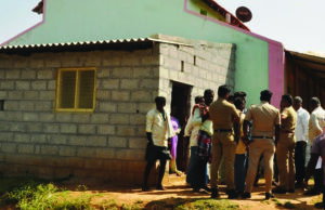 ದನದ ಕೊಟ್ಟಿಗೆ ತೆರವು: ಅಧಿಕಾರಿಗಳು ಹಾಗೂ ಸಾರ್ವಜನಿಕರ ನಡುವೆ ಮಾತಿನ ಚಕಮಕಿ