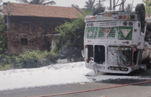 ಡೀಸೆಲ್ ತುಂಬಿದ ಟ್ಯಾಂಕರ್ ಪಲ್ಟಿ: ಡೀಸೆಲ್ ತುಂಬಿಸಿಕೊಳ್ಳಲು ಮುಗಿ ಬಿದ್ದ ಜನ