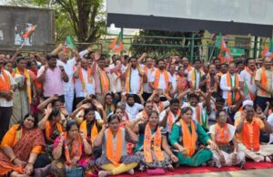 ಹನುಮ ಧ್ವಜ ತೆರವು ವಿವಾದ: ಮೈಸೂರಿನಲ್ಲಿ ಬಿಜೆಪಿ ಕಾರ್ಯಕರ್ತರ ಪ್ರತಿಭಟನೆ