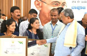 ಮುಖ್ಯಮಂತ್ರಿಗಳಿಂದ ಬಹುಮಾನ ಪಡೆದ ಜೆ.ಎಸ್.ಎಸ್.ಕಾಲೇಜು ವಿದ್ಯಾರ್ಥಿನಿ ಕುಸುಮ ಬಾಯಿ