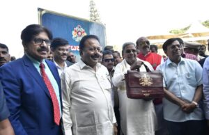 ಬಜೆಟ್ ಪ್ರತಿ ತರಲು ಸೂಟ್ ಕೇಸ್ ಬದಲಿಗೆ ಲಿಡ್ಕರ್ ಬ್ಯಾಗ್ ಬಳಸಿದ ಸಿಎಂ ಸಿದ್ದರಾಮಯ್ಯ