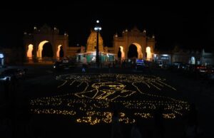 ಅಂಬೇಡ್ಕರ್ ಅವರ ಬೃಹತ್ ಭಾವಚಿತ್ರವನ್ನು ಬಿಡಿಸುವ ಮೂಲಕ ಸಂವಿಧಾನ ಜಾಗೃತಿ ಜಾಥಾ