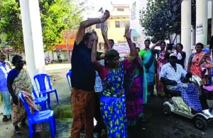 ಭೂಗಳ್ಳರ ಜೊತೆ ಶಾಮೀಲಾದ ತಹಶೀಲ್ದಾರ್ :ಮೈಮೇಲೆ ಸಗಣಿ ಸುರಿದುಕೊಂಡು ಪ್ರತಿಭಟನೆ