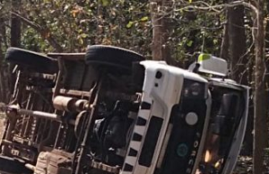 ಚಾಲಕನ ನಿಯಂತ್ರಣ ತಪ್ಪಿ ಪಲ್ಟಿಯಾದ ಟೆಂಪೋ ಟ್ರಾವೆಲರ್: ಚಾಲಕನಿಗೆ ಗಾಯ