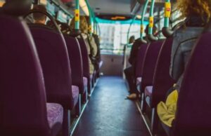 ಬಸ್ಸಿನಿಂದ ಇಳಿಯುವಾಗ ಆಯತಪ್ಪಿ ಬಿದ್ದ ವಿದ್ಯಾರ್ಥಿನಿ: ತಲೆಗೆ ಗಂಭೀರ ಗಾಯ