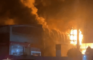 ಶಿವಮೊಗ್ಗ: ರಾಹುಲ್ ಹುಂಡೈ ಕಾರು ಶೋರೂಂನಲ್ಲಿ ಅಗ್ನಿ ಅವಘಡ- 3 ಕಾರು ಸಂಪೂರ್ಣ ಭಸ್ಮ