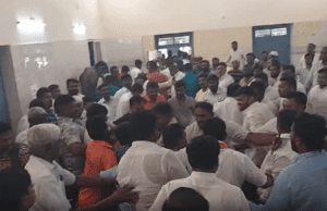 ಕೋಲಾರ ಜಿಲ್ಲಾ ಕಾಂಗ್ರೆಸ್ ಕಚೇರಿಯಲ್ಲಿ ಗಲಾಟೆ: ಕಾರ್ಯಕರ್ತರು, ಮುಖಂಡರ ಮಧ್ಯೆ ಹೊಡೆದಾಟ