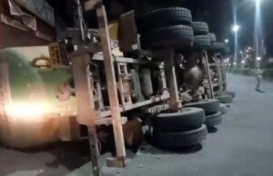 ಚಾಲಕನ ನಿಯಂತ್ರಣ ತಪ್ಪಿ ಟ್ಯಾಂಕರ್ ಪಲ್ಟಿ: ಪ್ರಾಣಾಪಾಯದಿಂದ ಚಾಲಕ ಪಾರು