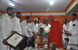 ಚಂದ್ರವನ ಆಶ್ರಮಕ್ಕೆ ಮಾಜಿ ಸಿಎಂ ಎಸ್.ಎಂ.ಕೃಷ್ಣ ಭೇಟಿ: ಚಂದ್ರವನ ಸಿರಿ ಪ್ರಶಸ್ತಿ ಗೌರವ ಸ್ವೀಕಾರ