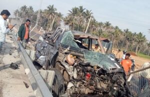 ಚಲಿಸುತ್ತಿದ್ದ ಕಾರಿನ ಟೈರ್ ಸ್ಪೋಟ.!: ಸವಾರರು ಪ್ರಾಣಾಪಾಯದಿಂದ ಪಾರು