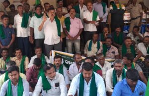 ನಾಲೆಗಳಿಗೆ ನೀರು ಹರಿಸುವಂತೆ ಒತ್ತಾಯಿಸಿ ನೀರಾವರಿ ಇಲಾಖೆ ಮುಖ್ಯ ಇಂಜಿನಿಯರ್ ಕಚೇರಿ ಮುಂದೆ ರೈತರ ಪ್ರತಿಭಟನೆ