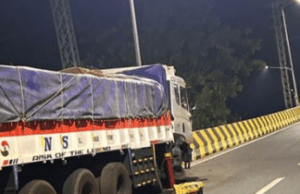 ಉದ್ಘಾಟನೆಯಾಗಿ ಹತ್ತೆ ದಿನಕ್ಕೆ ವಿದ್ಯಾನಗರ ಸೇತುವೆ ತಡೆಗೋಡೆಗೆ ಲಾರಿ ಡಿಕ್ಕಿ