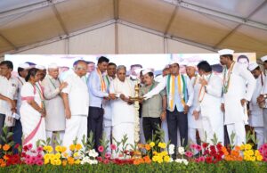 ಮೋದಿ ಬಳ್ಳಾರಿ ಜನಕ್ಕೆ ಕೊಟ್ಟ ಚೊಂಬನ್ನು ನೀವು ಶ್ರೀರಾಮುಲು ಕೈಗೆ ಕೊಡಿ: ಸಿಎಂ ಸಿದ್ದರಾಮಯ್ಯ ಕರೆ