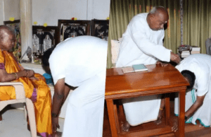 ನಾಮಪತ್ರ ಸಲ್ಲಿಕೆಗೆ ಮುನ್ನ ತಂದೆ-ತಾಯಿ ಆಶೀರ್ವಾದ ಪಡೆದ ಹೆಚ್.ಡಿ.ಕುಮಾರಸ್ವಾಮಿ