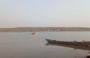 ಮಗುಚಿದ ದೋಣಿ: ಇಬ್ಬರು ಸಾವು, ಎಂಟು ಮಂದಿ ನಾಪತ್ತೆ
