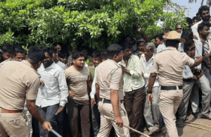 ವಿಜಯಪುರ ಕೊಳವೆ ದುರಂತ: ರಕ್ಷಣಾ ಕಾರ್ಯಾಚರಣೆ ನೋಡಲು ತಂಡೋಪತಂಡವಾಗಿ ಬಂದ ಗ್ರಾಮಸ್ಥರು- ಜನರ ನಿಯಂತ್ರಿಸಲು ಪೊಲೀಸರ ಹರಸಾಹಸ