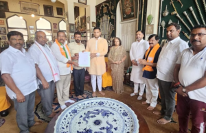 ಮೈಸೂರು: ಅರಮನೆಗೆ ತೆರಳಿ ಯದುವೀರ್’ಗೆ ಬಿ ಫಾರಂ ನೀಡಿದ ಬಿಜೆಪಿ ಮುಖಂಡರು