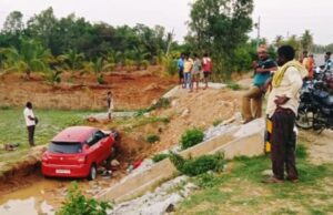 ಹಳ್ಳಕ್ಕೆ ಕಾರು ಉರುಳಿ ಮಹಿಳೆ ಸಾವು: ಇಬ್ಬರಿಗೆ ಗಾಯ