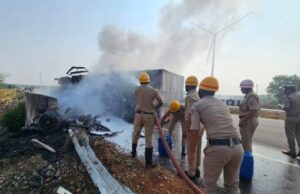 ರಸ್ತೆ ಡಿವೈಡರ್’ಗೆ ಗುದ್ದಿ ಪಲ್ಟಿಯಾಗಿ ಹೊತ್ತಿ ಉರಿದ ಕಂಟೇನರ್ ಲಾರಿ