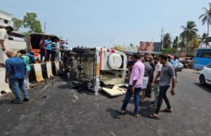 ಆ್ಯಂಬುಲೆನ್ಸ್- ಕಾರು ಭೀಕರ ಅಪಘಾತ: ಮೂವರ ಸಾವು, ನಾಲ್ವರಿಗೆ ಗಾಯ