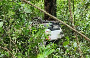 ಚಾಲಕನ ನಿಯಂತ್ರಣ ತಪ್ಪಿ ಕಂದಕಕ್ಕೆ ಉರುಳಿದ ಕಾರು- ಪ್ರಾಣಾಪಾಯದಿಂದ ಯುವಕರು ಪಾರು