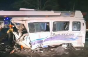 ಮಿನಿ ಬಸ್ ಗೆ ಲಾರಿ ಡಿಕ್ಕಿ: 7 ಮಂದಿ ಸಾವು, 25 ಜನರಿಗೆ ಗಂಭೀರ ಗಾಯ