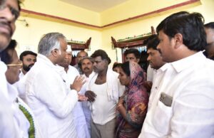 ಆತ್ಮಹತ್ಯೆಗೆ ಶರಣಾದ ಯುವಕನ ಮನೆಗೆ ಸಚಿವ ಪ್ರಿಯಾಂಕ್ ಖರ್ಗೆ ಭೇಟಿ: ಪೋಷಕರಿಗೆ ಸಾಂತ್ವನ