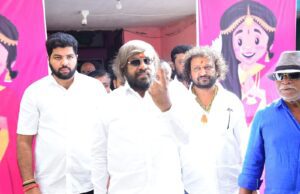 ಮತ ಚಲಾಯಿಸಿದ ಭೀಮಣ್ಣ ಖಂಡ್ರೆ, ಈಶ್ವರ ಖಂಡ್ರೆ, ಸಾಗರ್ ಖಂಡ್ರೆ