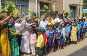 ಅಕ್ಕನ ಬಳಗ ಶಾಲೆಯಲ್ಲಿ ಮಕ್ಕಳಿಗೆ ಗುಲಾಬಿ ಹೂವು, ಮೈಸೂರ್ ಪಾಕ್, ಪುಸ್ತಕ ಪೆನ್ನು ನೀಡಿ ಸ್ವಾಗತ