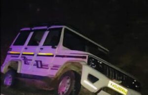 ಆನೆ ಕಂಡು ಚರಂಡಿಗೆ ಇಳಿದ ಬೊಲೇರೋ: ಪ್ರಾಣಾಪಾಯದಿಂದ ಸವಾರರು ಪಾರು