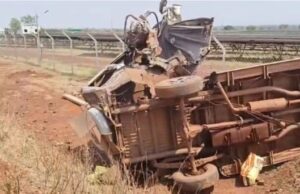 ವಿದ್ಯುತ್ ಕಂಬಕ್ಕೆ ಡಿಕ್ಕಿ ಹೊಡೆದ ಕ್ರೂಸರ್ ವಾಹನ; ಮೂವರು ಸ್ಥಳದಲ್ಲೇ ಸಾವು