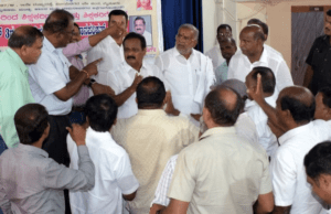 ನಾಮಪತ್ರ ಸಲ್ಲಿಸದಂತೆ ಒತ್ತಾಯಿಸಿ ಶ್ರೀಕಂಠೇಗೌಡರನ್ನು ಎಳೆದಾಡಿದ ಜೆಡಿಎಸ್ ಕಾರ್ಯಕರ್ತರು: ಆಸ್ಪತ್ರೆಗೆ ದಾಖಲು