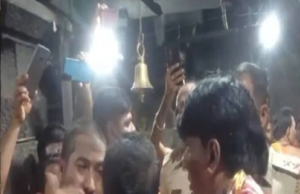 ಗೋಕರ್ಣದ ಮಹಾಬಲೇಶ್ವರ ದೇವಸ್ಥಾನದಲ್ಲಿ ತೀರ್ಥ ನೀಡುವ ಹಕ್ಕಿಗಾಗಿ ಅರ್ಚಕರ ಮಧ್ಯೆ ಗಲಾಟೆ