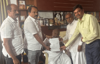 ದಕ್ಷಿಣ ಶಿಕ್ಷಕರ ಕ್ಷೇತ್ರ: ಜೆಡಿಎಸ್ ಅಭ್ಯರ್ಥಿ ವಿವೇಕಾನಂದಗೆ ಬಿ ಫಾರಂ ನೀಡಿದ ಹೆಚ್ ಡಿ ದೇವೇಗೌಡ