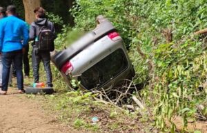 ಯಲ್ಲಾಪುರ: ನಿಯಂತ್ರಣ ತಪ್ಪಿ ಕಾರು ಪಲ್ಟಿ- ಪ್ರಯಾಣಿಕರು ಪಾರು