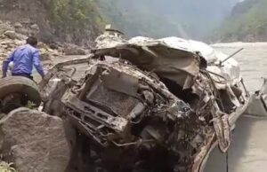 ಕಮರಿಗೆ ಉರುಳಿದ ಟಿಟಿ ವಾಹನ; ಕನಿಷ್ಠ 8 ಮಂದಿ ಸಾವು