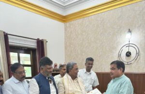 ಕೇಂದ್ರ ರಸ್ತೆ ಸಾರಿಗೆ ಮತ್ತು ಹೆದ್ದಾರಿ ಸಚಿವ ನಿತಿನ್ ಗಡ್ಕರಿ ಅವರನ್ನು ಭೇಟಿಯಾದ ಮುಖ್ಯಮಂತ್ರಿ ಸಿದ್ದರಾಮಯ್ಯ