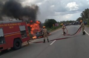 ಚಲಿಸುತ್ತಿದ್ದ ಕಾರಿನಲ್ಲಿ ಏಕಾಏಕಿ ಬೆಂಕಿ: ಪ್ರಯಾಣಿಕರು ಪಾರು