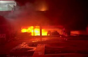 ಗಂಗಾವತಿ: ಮಹೀಂದ್ರಾ ಶೋರೂಂಗೆ ಬೆಂಕಿ- 5 ಟ್ರ್ಯಾಕ್ಟರ್ ಸೇರಿ ಅಪಾರ ಹಾನಿ