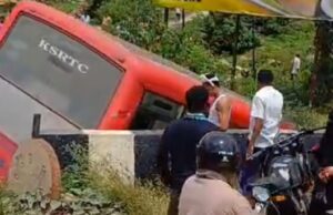 ಮಂಡ್ಯ: ಚಾಲಕನ ನಿಯಂತ್ರಣ ತಪ್ಪಿ ಹಳ್ಳಕ್ಕೆ ಬಿದ್ದ ಸಾರಿಗೆ ಬಸ್; ಹಲವರಿಗೆ ಗಾಯ