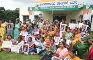 ಬಜೆಟ್ ನಲ್ಲಿ ಕನ್ನಡಿಗರಿಗೆ ಮೋಸ: ಖಾಲಿ ಚೊಂಬು ಹಿಡಿದು ಮಹಿಳಾ ಕಾಂಗ್ರೆಸ್ ವತಿಯಿಂದ ಪ್ರತಿಭಟನೆ