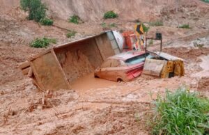 ಶಿರಾಡಿ ಘಾಟ್ನಲ್ಲಿ ಭಾರೀ ಭೂಕುಸಿತ: ಮಣ್ಣಿನಡಿ ಸಿಲುಕಿದ ಹಲವು ವಾಹನಗಳು